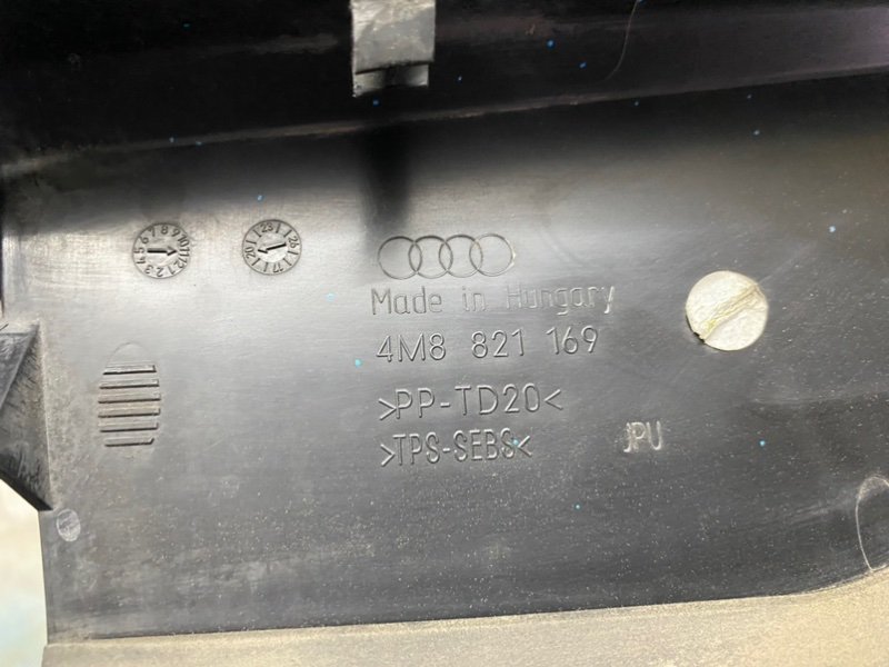 Накладка крыла Audi Q8 2021