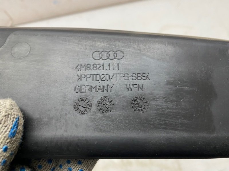 Пыльник крыла Audi Q8 2021