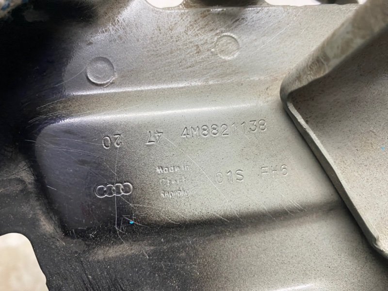 Кронштейн крыла Audi Q8 2021