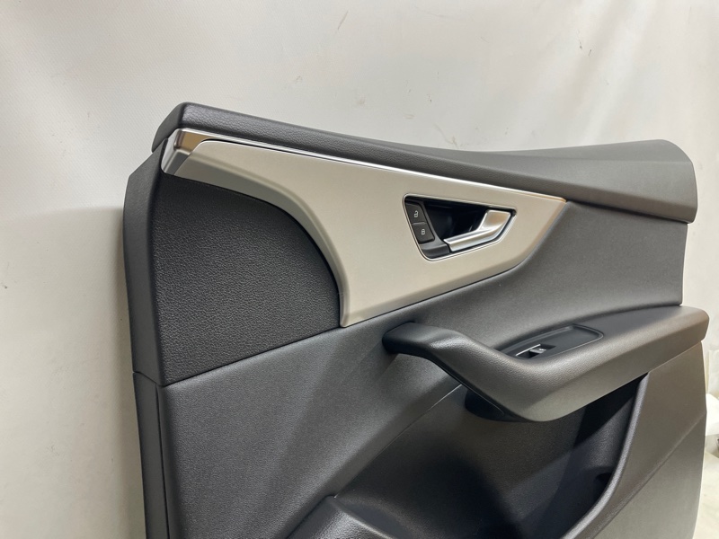 Обшивка двери Audi Q8 2021