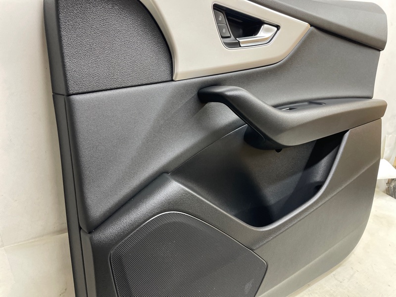 Обшивка двери Audi Q8 2021
