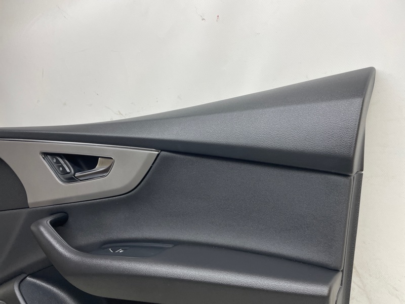 Обшивка двери Audi Q8 2021