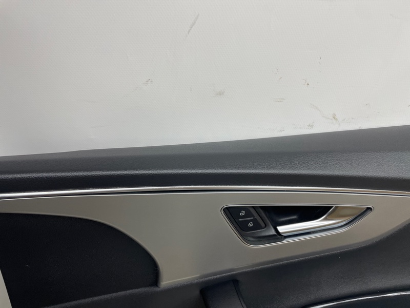 Обшивка двери Audi Q8 2021