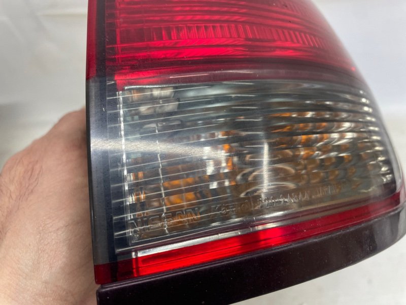 Фонарь Nissan AVENIR 2000 W11