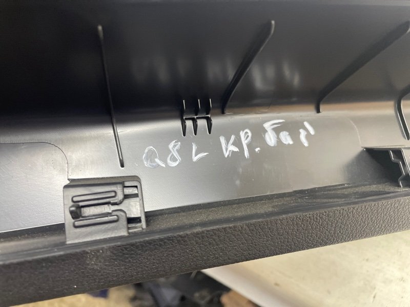 Обшивка крышки багажника Audi Q8 2021