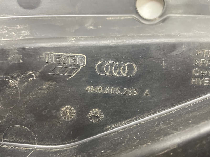 Накладка фары Audi Q8 2021