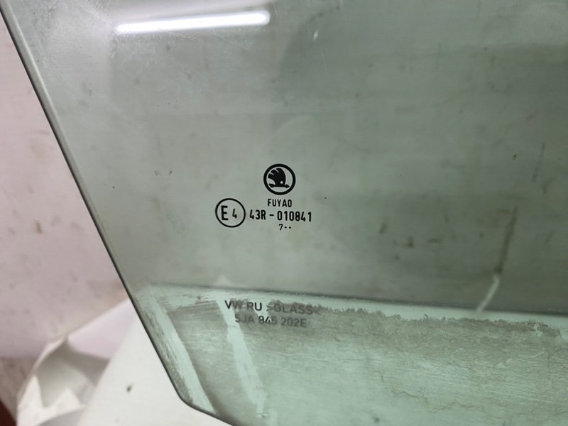 Стекло Skoda Rapid 2018