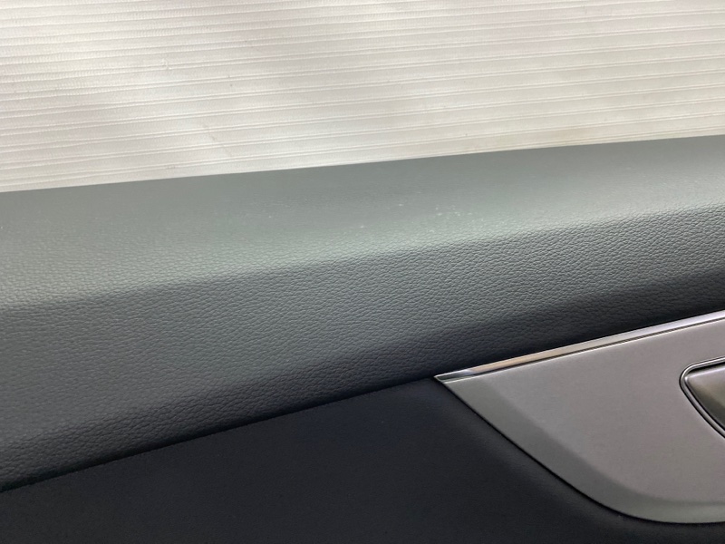 Обшивка двери Audi Q8 2021