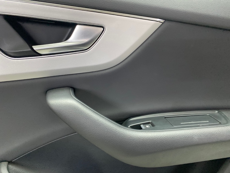 Обшивка двери Audi Q8 2021