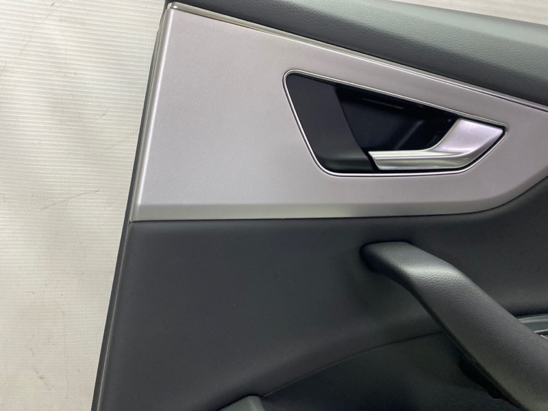 Обшивка двери Audi Q8 2021