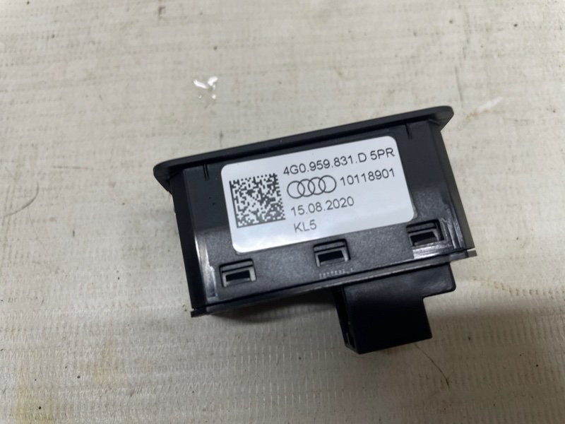 Кнопка открывания багажника Audi Q8 2021