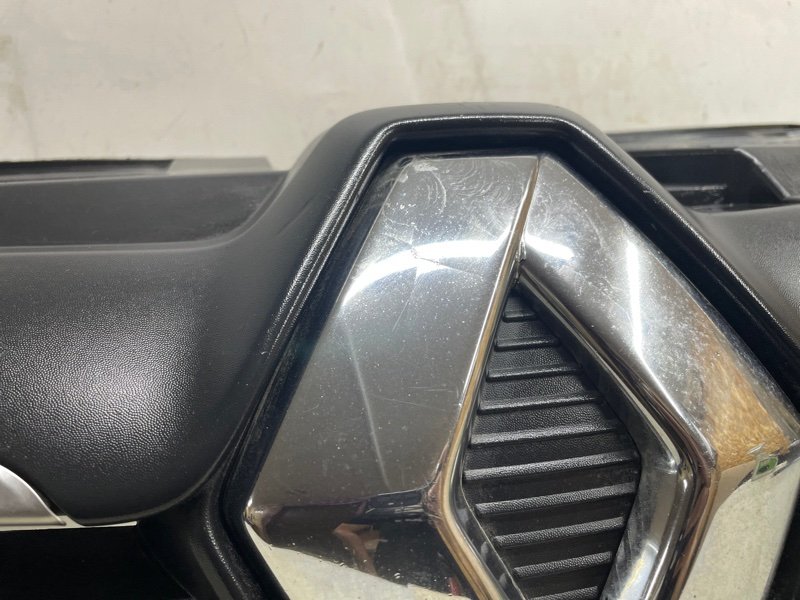 Решетка радиатора Renault Logan 2018 L8