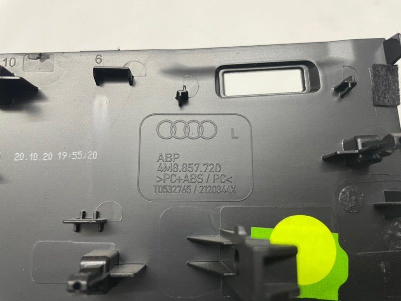 Накладка на торпедо Audi Q8 2021