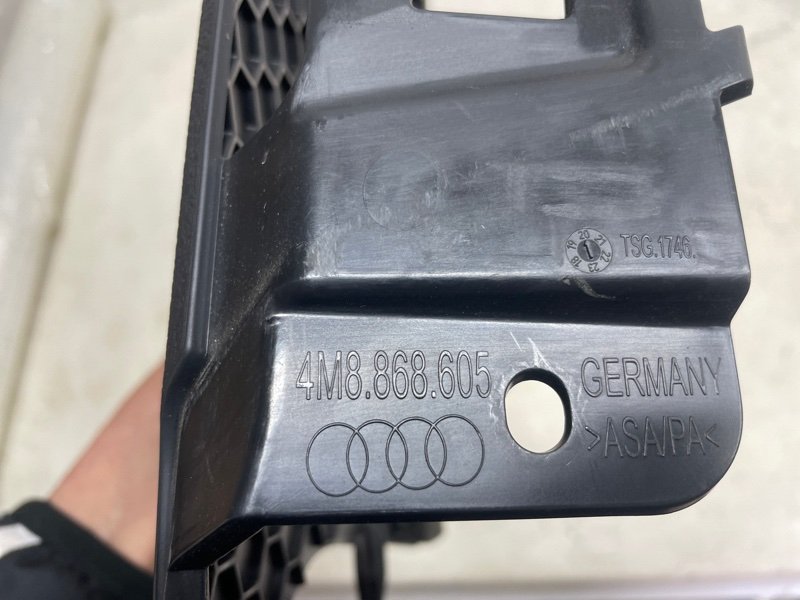 Накладка стойки Audi Q8 2021