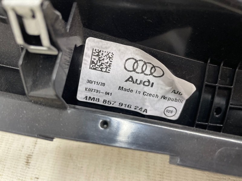 Накладка торпедо Audi Q8 2021