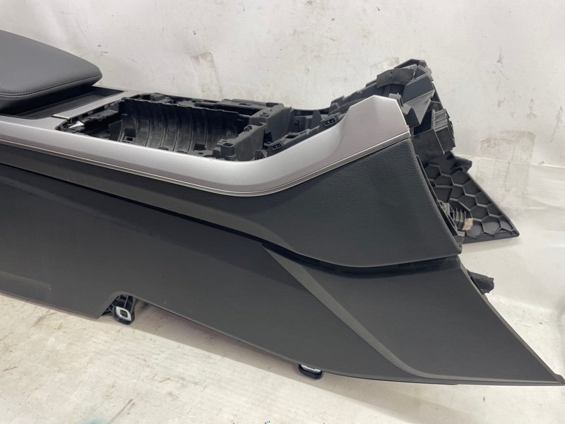 Подлокотник Audi Q8 2021
