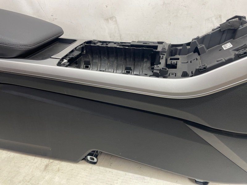 Подлокотник Audi Q8 2021