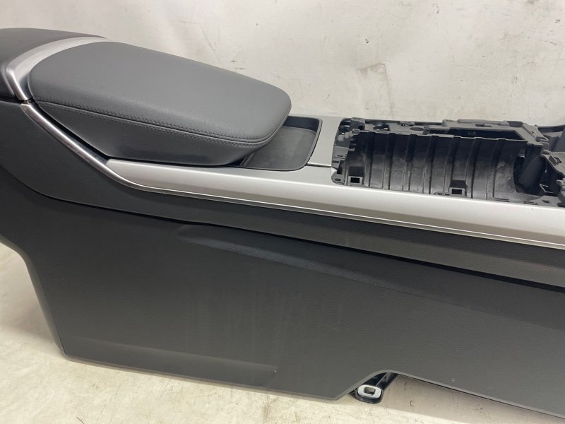 Подлокотник Audi Q8 2021