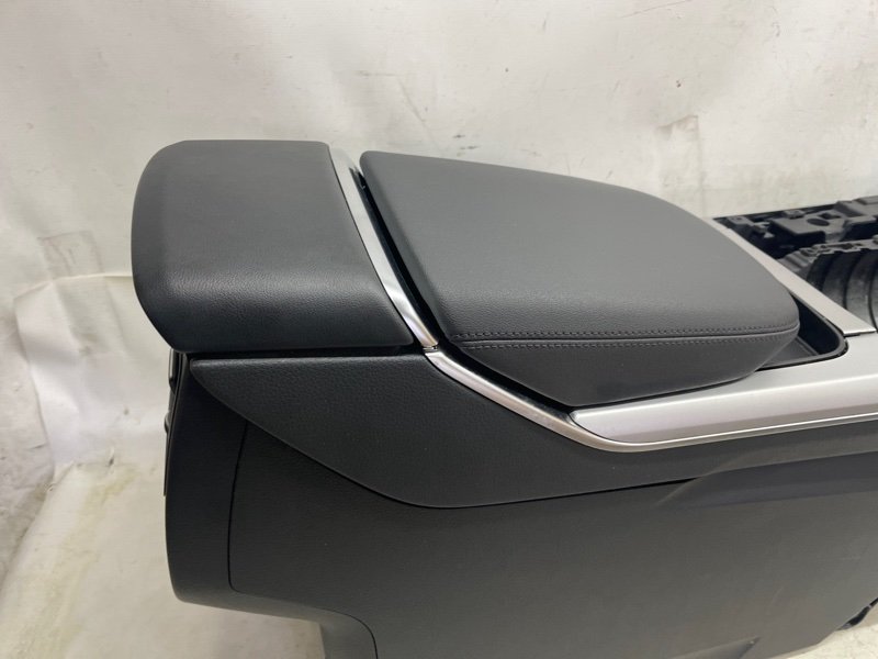 Подлокотник Audi Q8 2021
