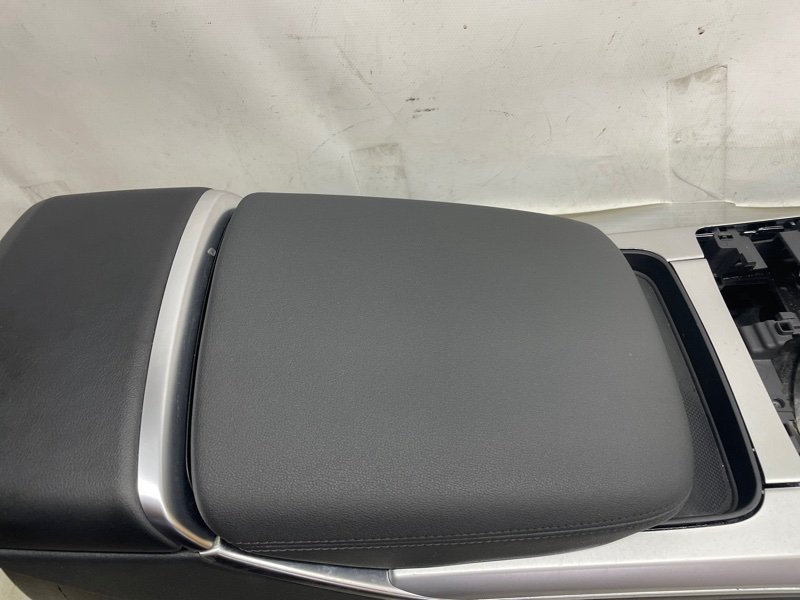 Подлокотник Audi Q8 2021