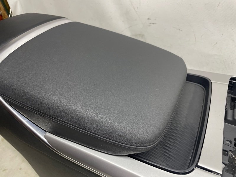 Подлокотник Audi Q8 2021