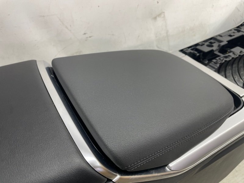 Подлокотник Audi Q8 2021
