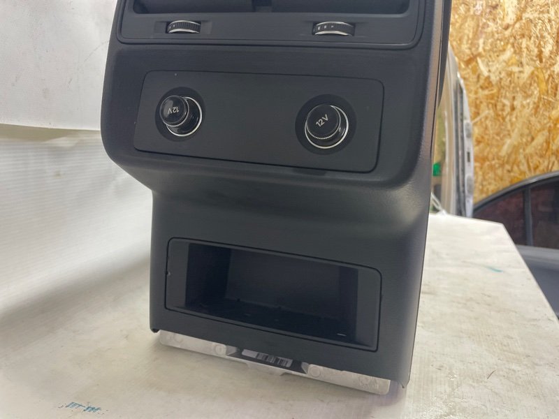 Подлокотник Audi Q8 2021
