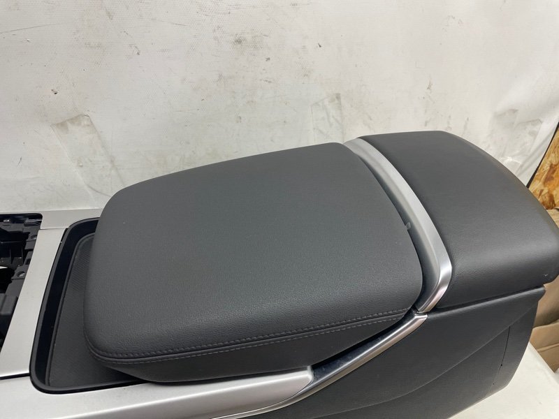Подлокотник Audi Q8 2021