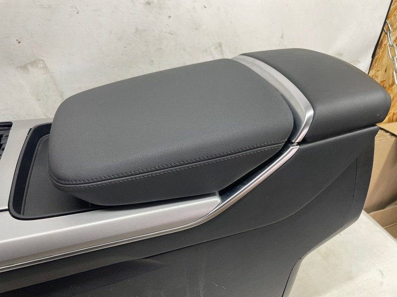 Подлокотник Audi Q8 2021