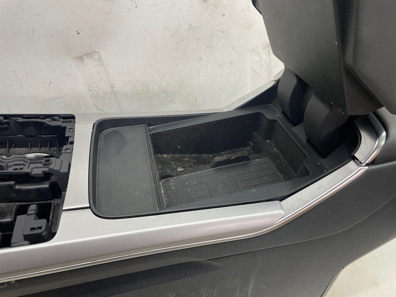 Подлокотник Audi Q8 2021