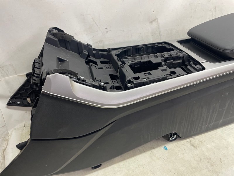 Подлокотник Audi Q8 2021