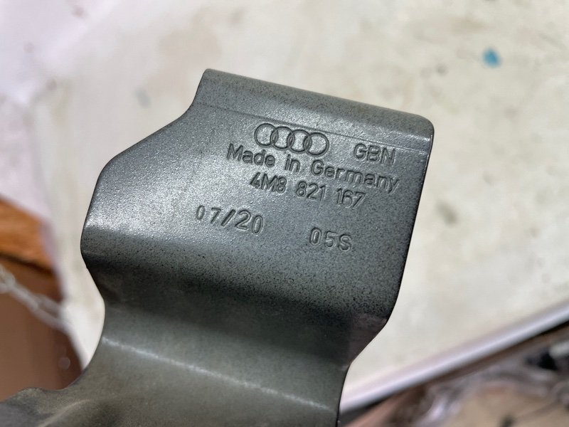 Кронштейн крыла Audi Q8 2021