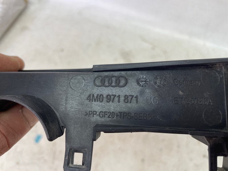 Кронштейн Audi Q8 2021