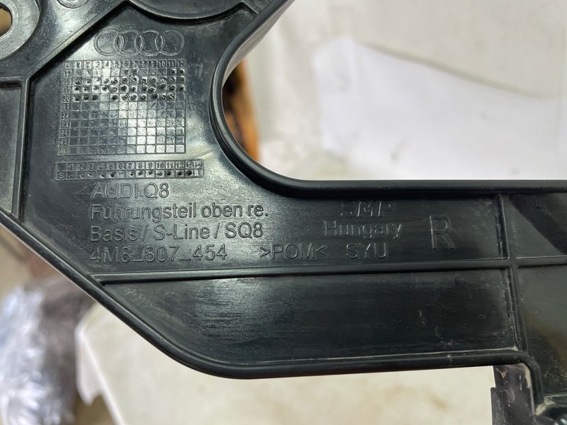 Кронштейн бампера Audi Q8 2021
