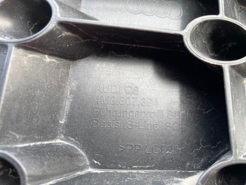 Кронштейн бампера Audi Q8 2021