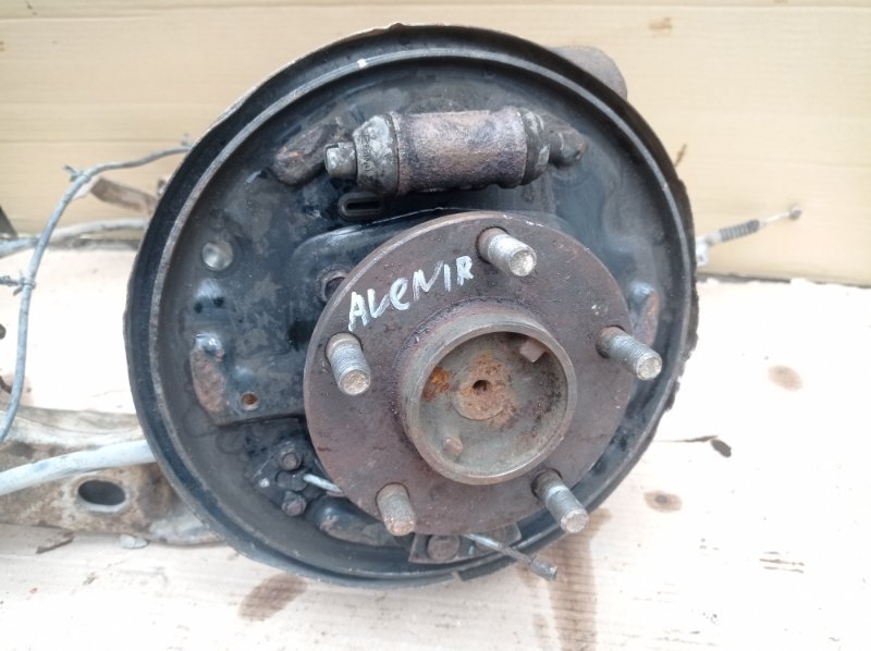 Кулак поворотный Nissan AVENIR 2000 W11