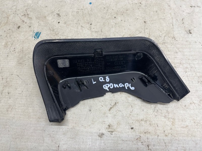 Накладка фонаря Audi Q8 2021