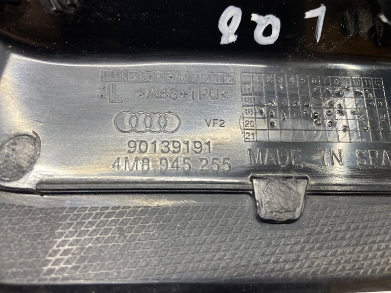 Накладка фонаря Audi Q8 2021
