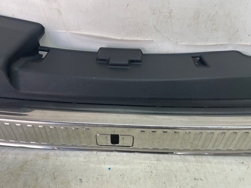 Панель замка багажника Audi Q8 2021