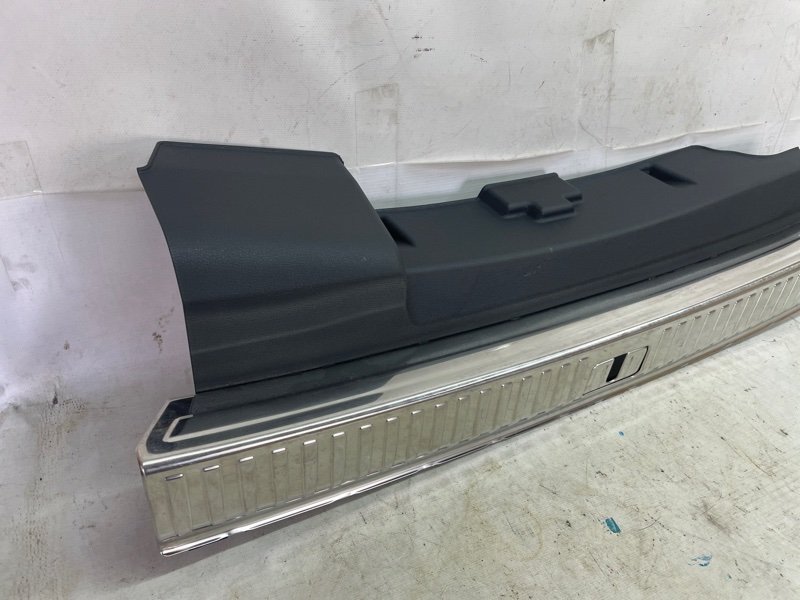 Панель замка багажника Audi Q8 2021