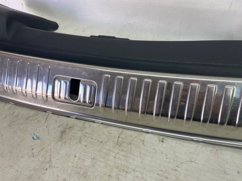 Панель замка багажника Audi Q8 2021