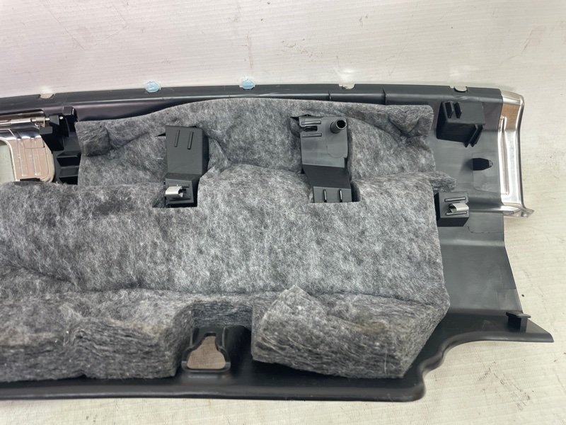 Панель замка багажника Audi Q8 2021