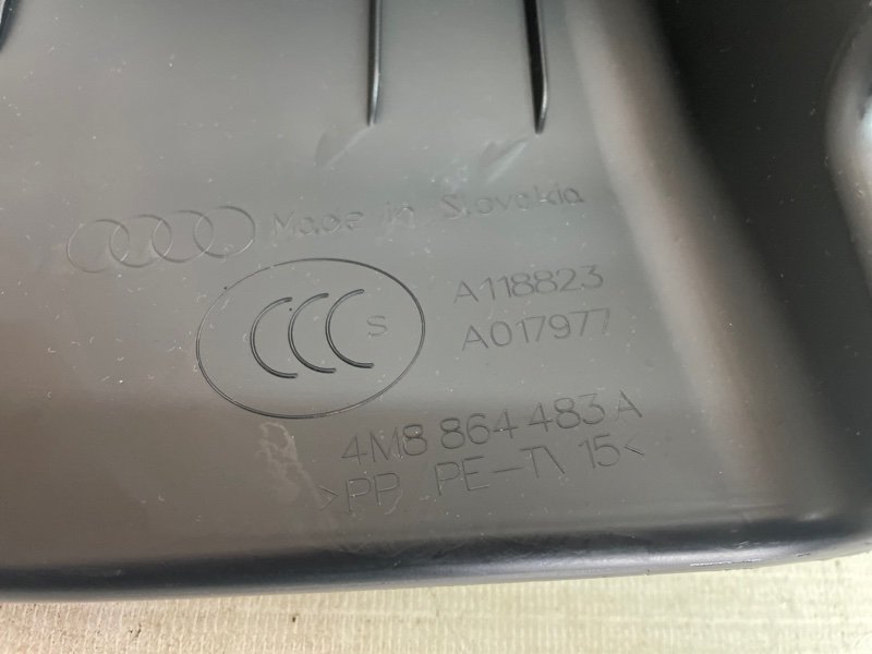 Панель замка багажника Audi Q8 2021