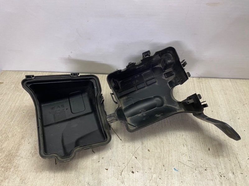 Корпус блока предохранителей Citroen C3 2006