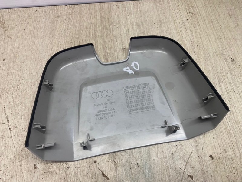 Накладка лобового стекла Audi Q8 2021