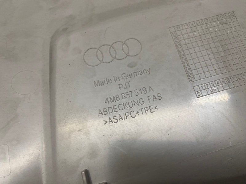 Накладка лобового стекла Audi Q8 2021