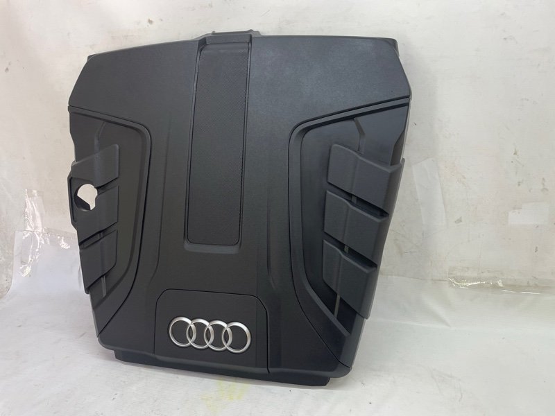 Декоративная крышка двигателя Audi Q8 2021