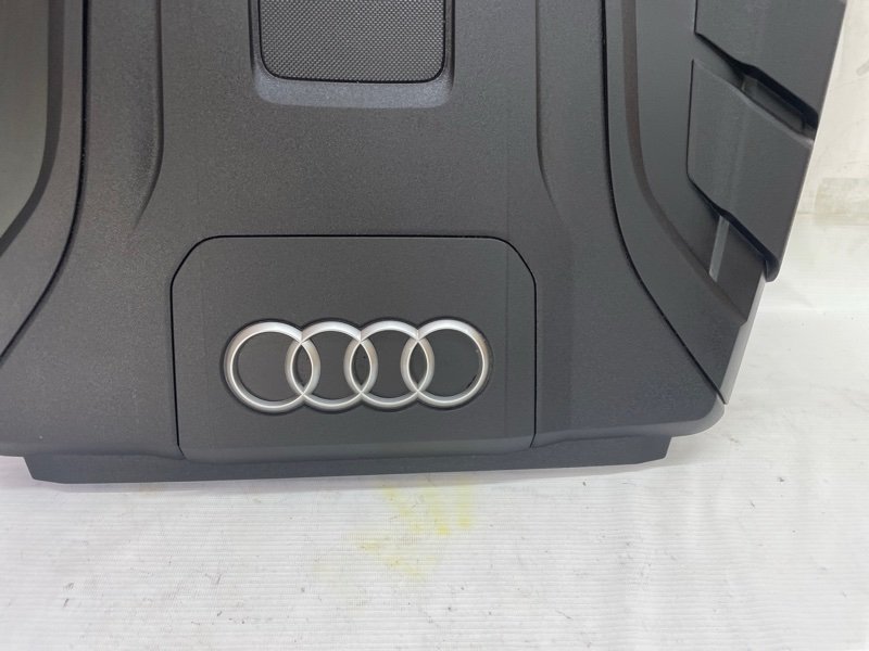 Декоративная крышка двигателя Audi Q8 2021