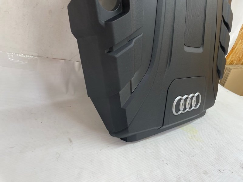 Декоративная крышка двигателя Audi Q8 2021