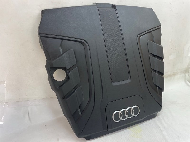 Декоративная крышка двигателя Audi Q8 2021